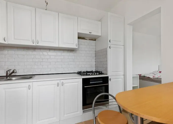 Apartment 20 Minutes From City Center W Netflix, Coffee Or Tea & Parking